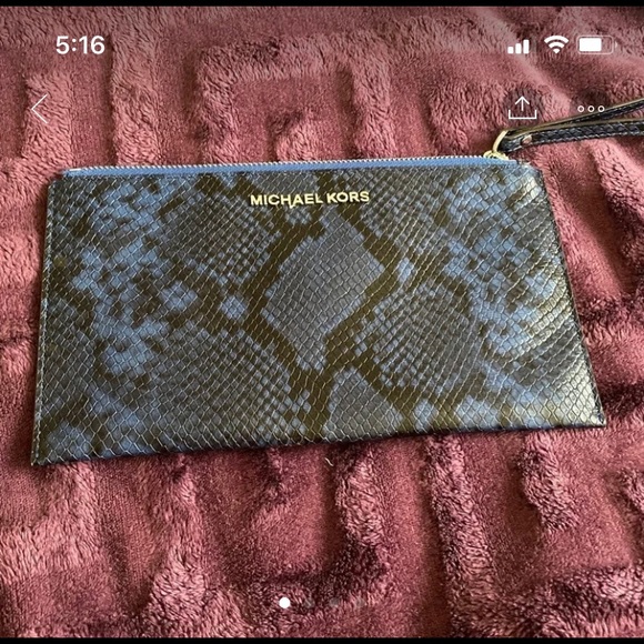 Michael Kors wristlet - Picture 1 of 4
